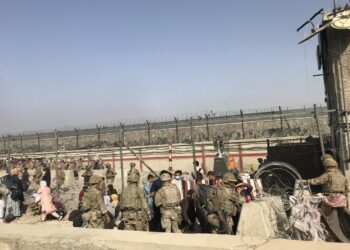 Mueren 6 afganos tras caída de cohete en zona residencial en Kabul