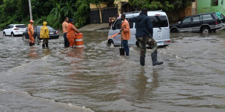 Lluvias de Grace provocan inundaciones en importantes vías de RD