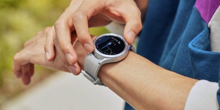 Samsung lanza una app que permite usar como 'walkie talkie' sus Galaxy Watch 4