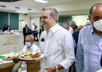 Abinader degusta un plato de carne de cerdo para demostrar que se puede