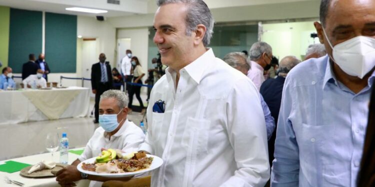 Abinader degusta un plato de carne de cerdo para demostrar que se puede