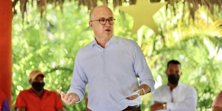 Domínguez Brito pregunta a Abinader sobre destino US$12 mil millones tomados prestados