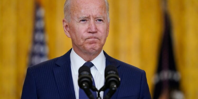 Biden promete ir a la caza de “terroristas” atacaron aeropuerto de Kabul