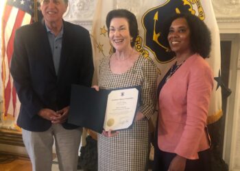 Embajadora dominicana en EEUU recibe llave de la ciudad de Lawrence