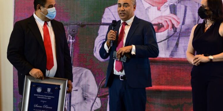 Emotiva ceremonia de los premios Puertoplateños Sobresalientes