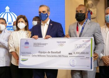 Abinader recibe atletas ganaron medalla en Tokio 2020 y les entrega más de RD$50 millones
