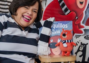 El nuevo libro de Anya Damirón viene con su propio peluche
