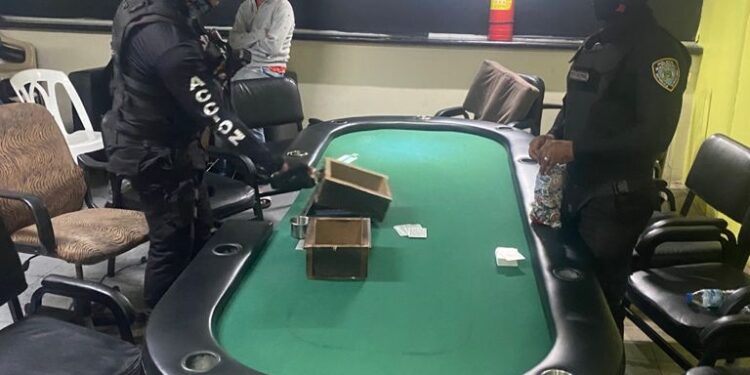 Policía apresa 29 personas participaban en juego de azar