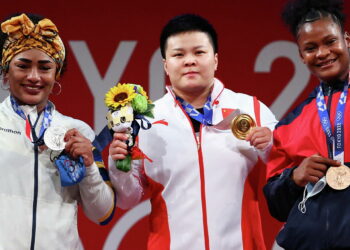 La pesista Crismery Santana con presea de bonce en Tokio 2020