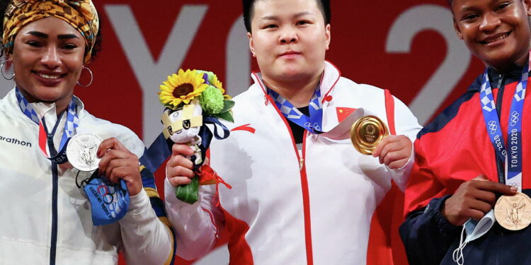 La pesista Crismery Santana con presea de bonce en Tokio 2020