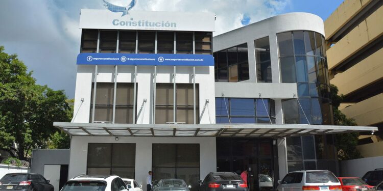 Gobierno entrega a comunidad el club de la Superintendencia de Seguros