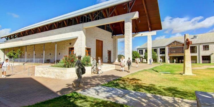 Instituto de Texas otorga becas a dos estudiantes sobresalientes de RD