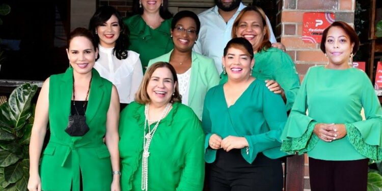Mirna Pimentel presenta a los integrantes de su plancha “Fortaleza y Unión”