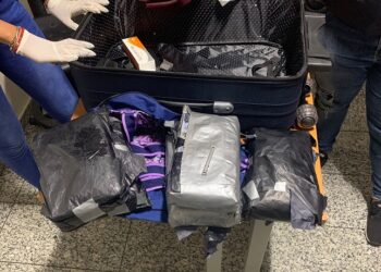 Detienen ecuatoriana en el AILA con cinco paquetes presumiblemente cocaína