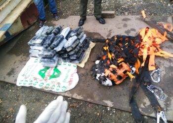 Inspección subacuática para ubicar 106 paquetes con presunta cocaína