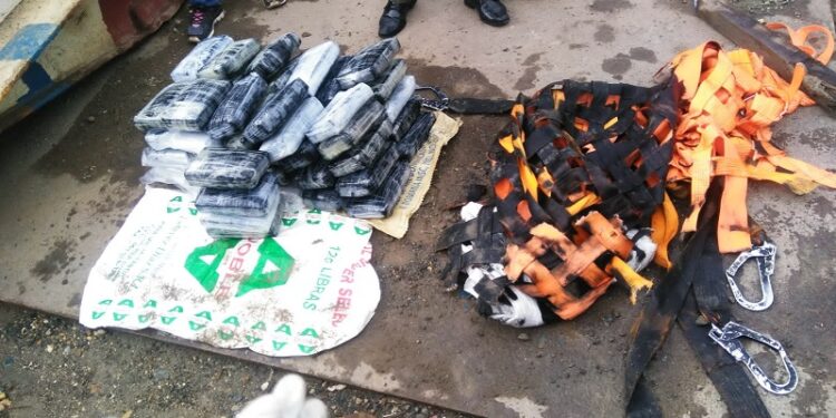 Inspección subacuática para ubicar 106 paquetes con presunta cocaína