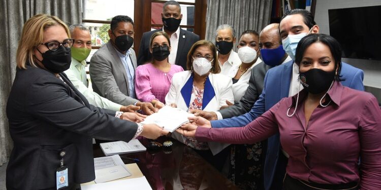 Diputados de 6 partidos reintroducen Código Penal