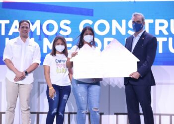 Abinader entrega bonos para adquisición de nuevas viviendas en favor de 500 familias