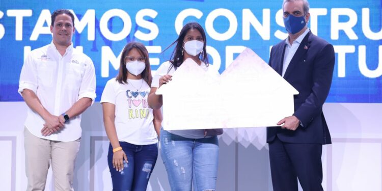 Abinader entrega bonos para adquisición de nuevas viviendas en favor de 500 familias