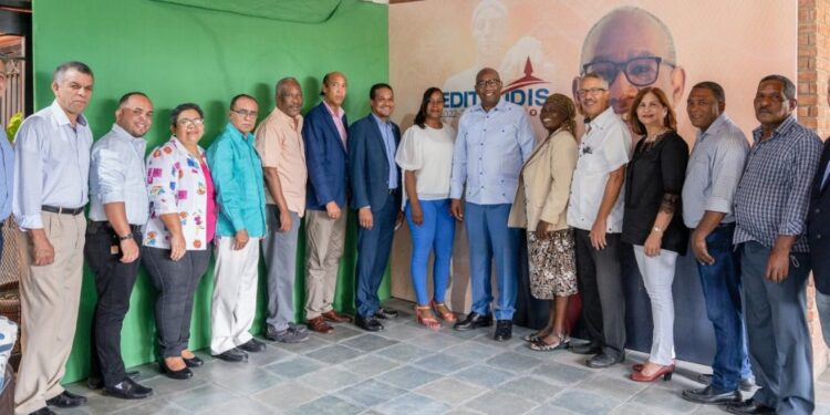 Editrudis Beltrán establece alianza con maestros del Recinto UASD-Barahona