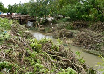 INDRHI toma acciones en Azua ante pronóstico de más lluvias por Grace