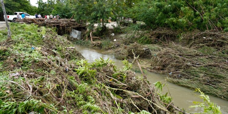 INDRHI toma acciones en Azua ante pronóstico de más lluvias por Grace