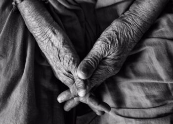 El riesgo de desarrollar una enfermedad ligada a la genética tiende a disminuir con la edad