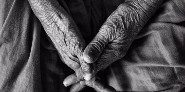 El riesgo de desarrollar una enfermedad ligada a la genética tiende a disminuir con la edad