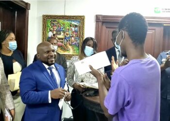 Embajada de Haití en RD entrega 200 pasaportes visados a estudiantes haitianos