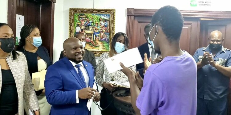 Embajada de Haití en RD entrega 200 pasaportes visados a estudiantes haitianos