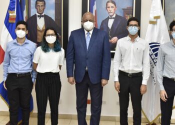 Ministro de Educación recibe estudiantes que participaron en Olimpíadas de Matemáticas