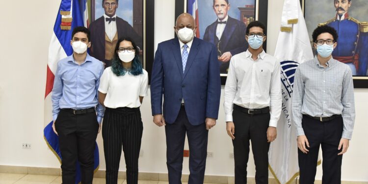 Ministro de Educación recibe estudiantes que participaron en Olimpíadas de Matemáticas