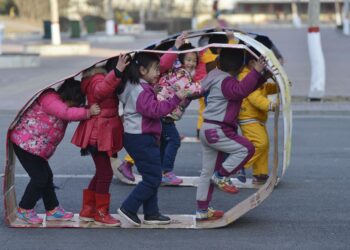 China: Prohíben exámenes a niños; limitan el juego 'on line' a tres horas semanal