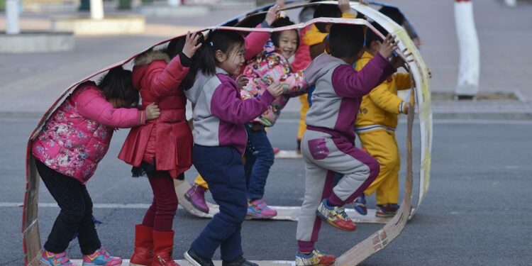 China: Prohíben exámenes a niños; limitan el juego 'on line' a tres horas semanal