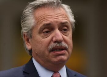 Presidente de Argentina a la puerta de la justicia de su país por violar la cuarentena