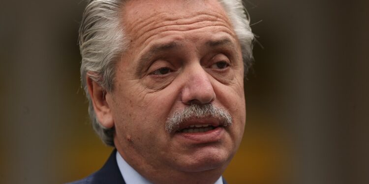 Presidente de Argentina a la puerta de la justicia de su país por violar la cuarentena