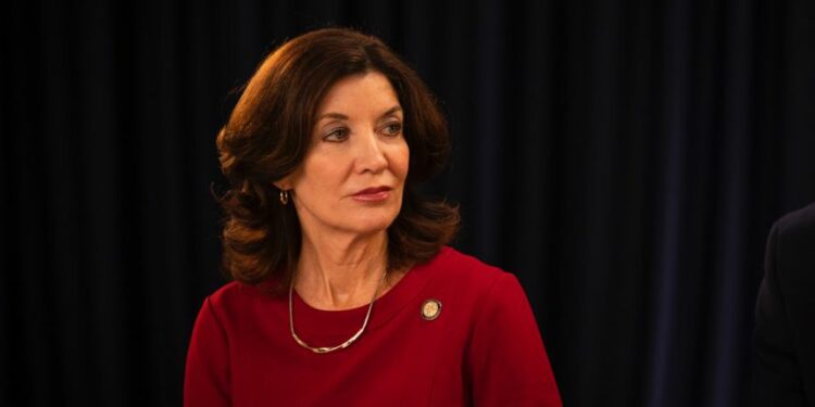 Futura gobernadora de Nueva York dice no sabía nada de acusaciones sexuales contra Cuomo