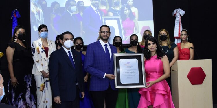 Premian médicos e instituciones que ayudan a las familias a lograr lactancias exitosas