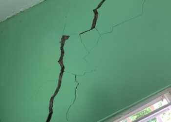 250 estudiantes y profesores en riesgo de muerte en escuela en Santa Ana.