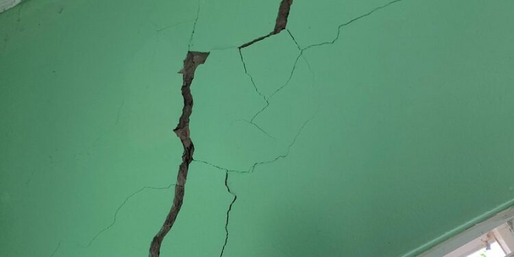 250 estudiantes y profesores en riesgo de muerte en escuela en Santa Ana.