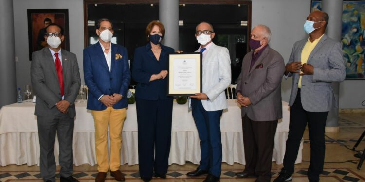 Escritores dominicanos reciben Premios Anuales de Literatura 2021