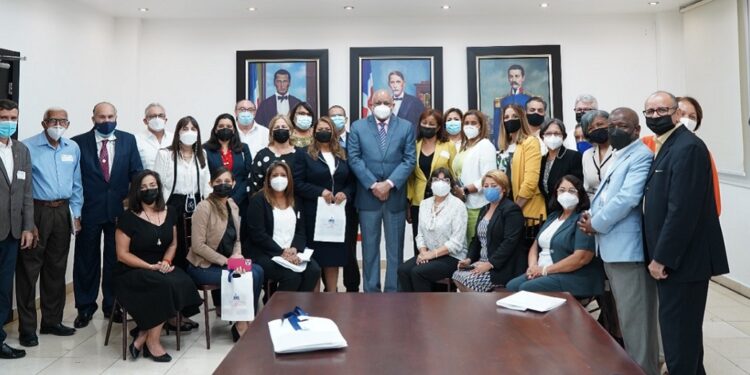 Minerd anuncia nuevas iniciativas para el próximo año escolar; se reúne con colegio privados