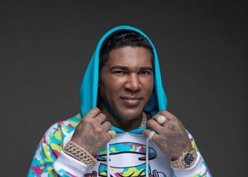 Omega recibe discos de Platino y Oro por su tema “Pegao/pegao remix”