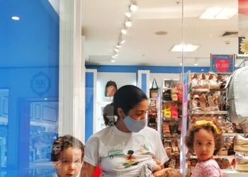 Galería 360 celebra semana de lactancia con exhibición de maniquíes