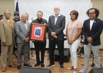 Luis Segura recibe reconocimiento especial por Día Mundial del Folclore