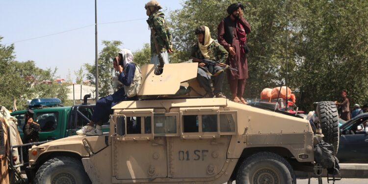 Afganos se congregan alrededor de aeropuerto de Kabul para huir de incertidumbre