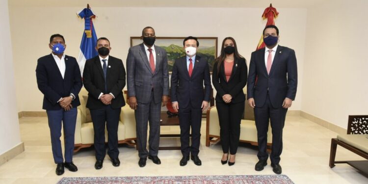 Embajada de China entrega “donación solidaria” al Hospital Ney Arias Lora