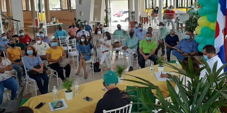 Alianza País califica de “mucha espuma y muy poco chocolate” el primer año de gobierno de Abinader