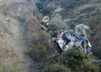Al menos 29 muertos y 28 heridos por la caída de un autobús a un barranco en Perú