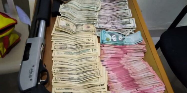 Policía arresta a tres de los asaltantes en farmacia de Peravia